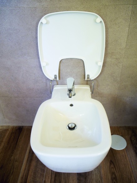 Jeśli bidet nie jest wyposażony przez producenta w deskę, warto ją dokupić